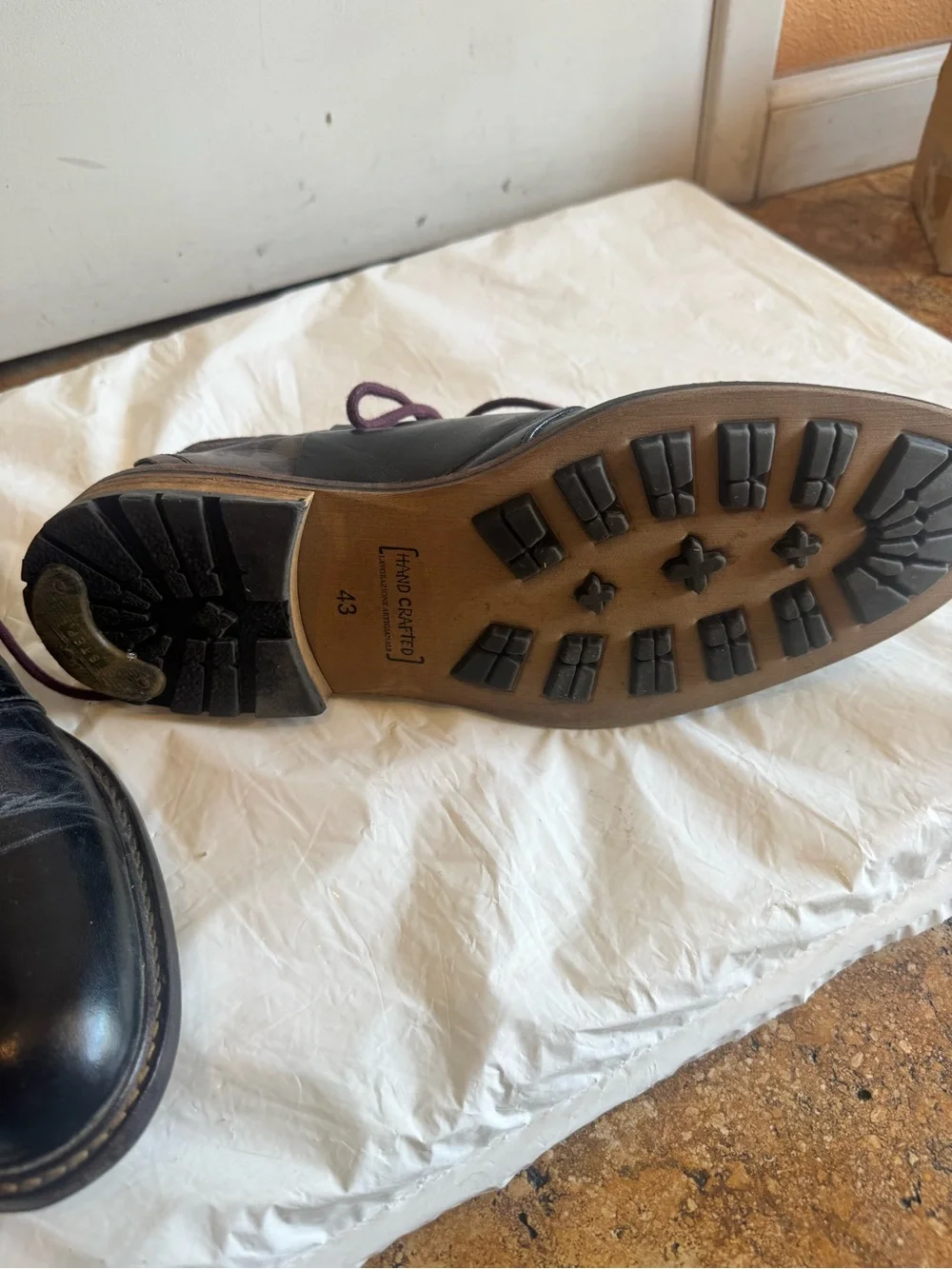 Men's Black Leather Lace-Up Dress Boots with Burgundy Laces. Used Good Condition